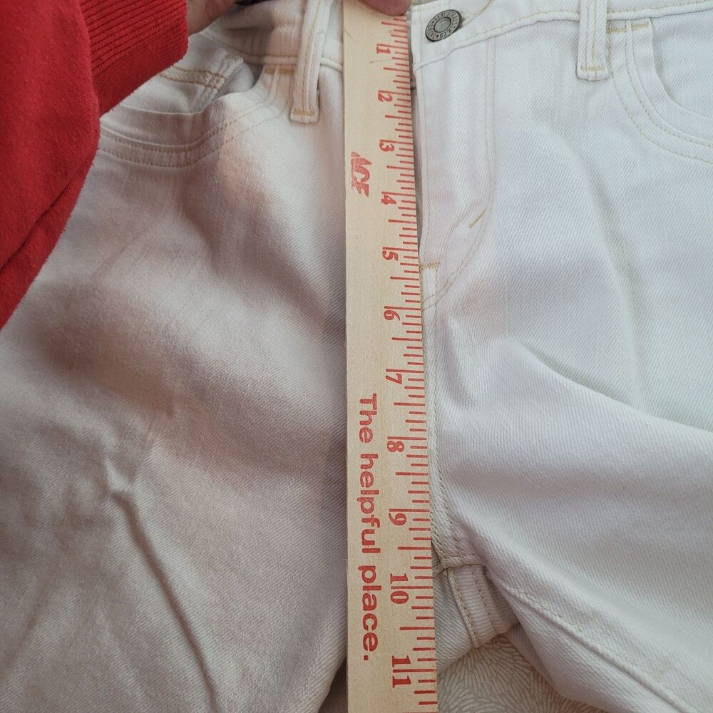 Levis Womens Sz 6 Off White Mid Rise Denim Bermuda Shorts Cuff Back Flap Pockets - Picture 4 of 10